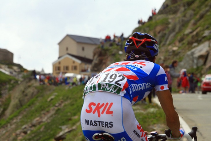 2009年ツール・ド・フランス。別府史之がグラン・サンベルナール峠頂上を目指す