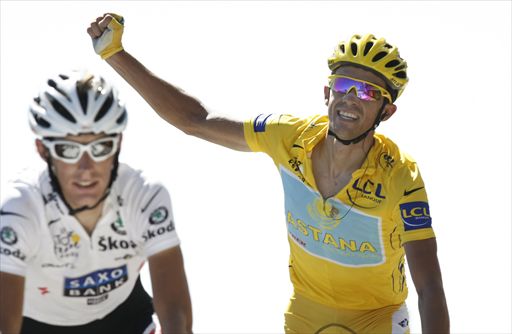 片手を挙げてモンヴァントゥーにゴールするアルベルト・コンタドール(スペイン、アスタナ)