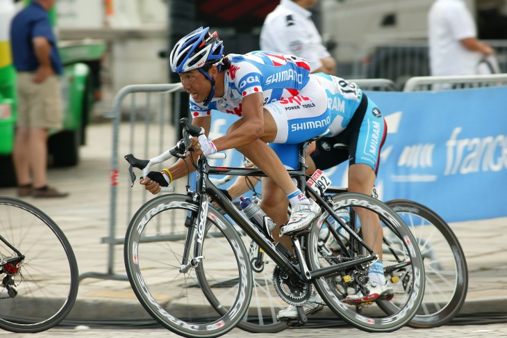 2009年のツール・ド・フランスのシャンゼリゼ周回コース逃げた別府史之（日本、当時スキル・シマノ）