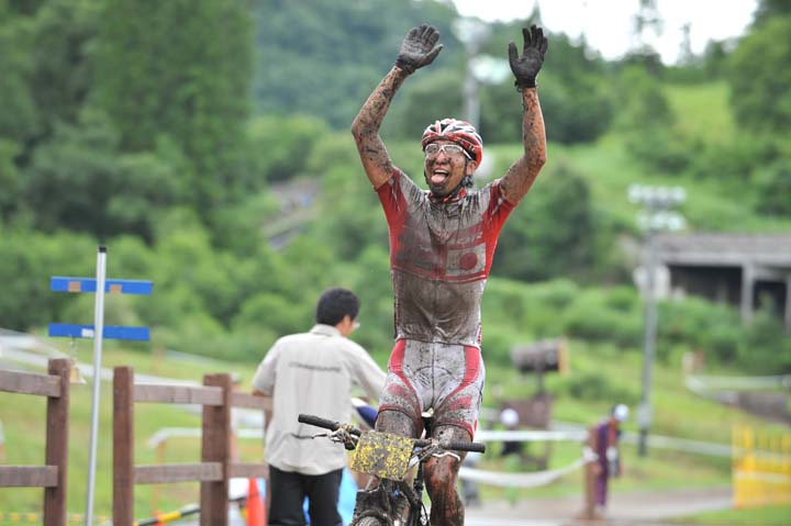 優勝の山本幸平（チームブリヂストン・アンカー）