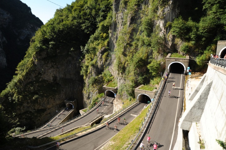 グランフォンドコースの難所のひとつ“サンボルト峠”（Passo San Boldo）。岩肌をくり抜いて掘られたトンネルをクリアしながら九十九折りの道が続く