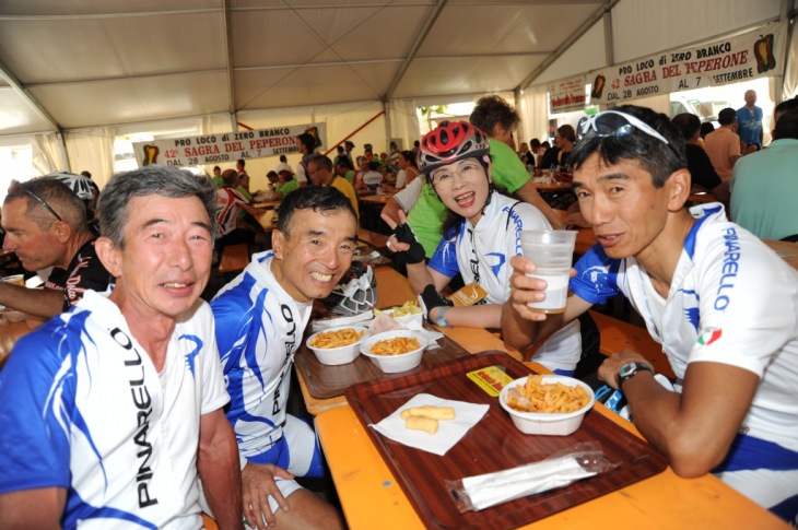 ゴール地点横に設けられたフードテントでは、パスタやビール、エスプレッソなどを楽しむことができます