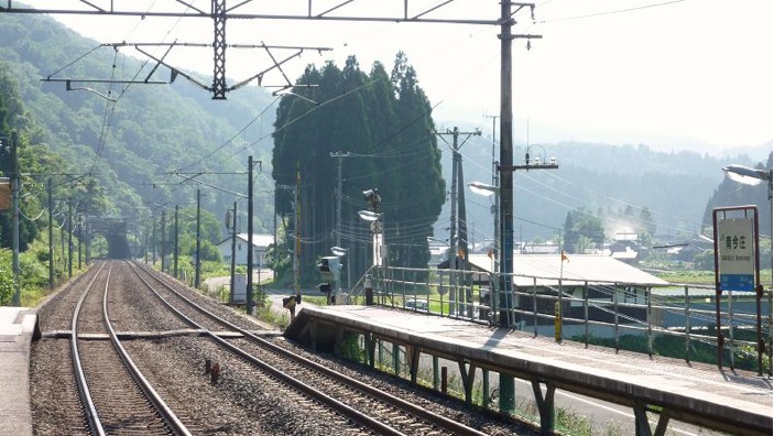 南今庄駅。左側が北陸トンネル方面で、旧線は右奥の方向に上っていきます