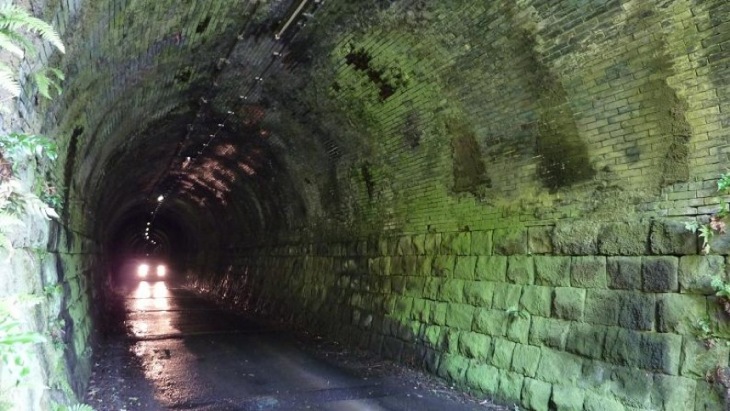 山中隧道を走り抜けます。雰囲気も怖いけれど、道幅が狭いので対向車も怖いです
