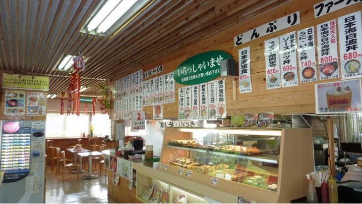 杉津PA(下り線)に到着。充実度と変わりダネメニューが魅力(?)の軽食コーナー