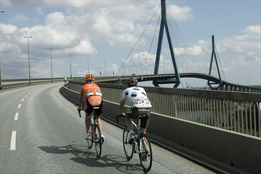 ハンブルクの名物ケールブラント橋に向かうアンドレス・デリス（スペイン、エウスカルテル）とユリー・クリフトソフ（ウクライナ、アージェードゥーゼル）