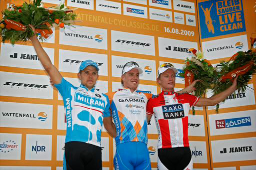 表彰台、左から3位ゲラルド・チオレック(ドイツ、ミルラム)、優勝タイラー・ファラー(アメリカ、ガーミン)、2位マッティ・ブレシェル(デンマーク、サクソバンク)