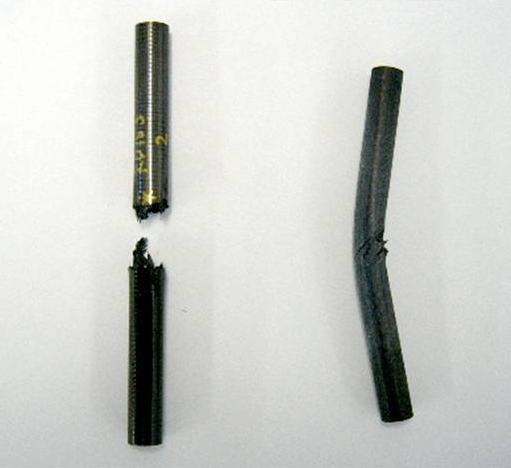 破断したチューブ(左)と可塑性変形したチューブ(右)。可塑性変形することで、フレーム破損やライダーの安全性に対するリスクを軽減している
