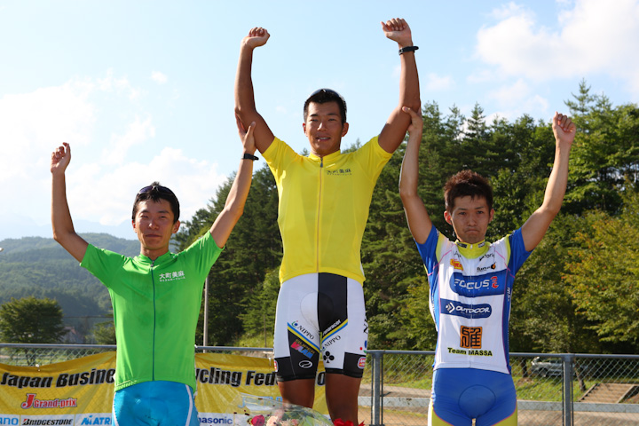 第2ステージ表彰、左から2位西薗良太（東京大学）、1位佐野淳哉（TEAM NIPPO-COLNAGO）、3位伊勢直人（MASSA-FOCUS-OUTDOORPRODUCTS）