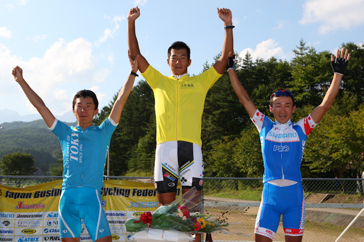 個人総合表彰、左から2位西薗良太（東京大学）、1位佐野淳哉（TEAM NIPPO-COLNAGO）、3位野寺秀徳（シマノレーシング）