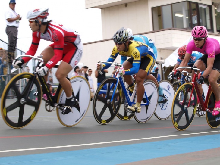 昨年のケイリンでは、日本大学の石倉龍二（写真右）が優勝