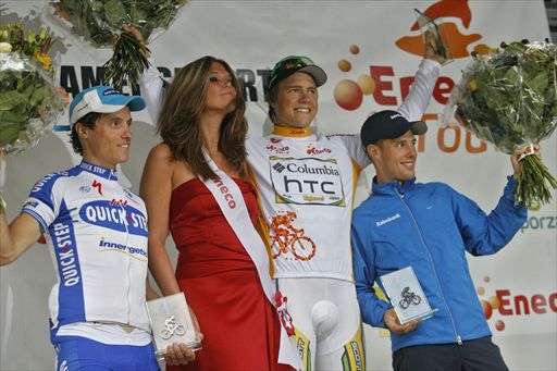総合表彰台、左から2位シルヴァン・シャヴァネル（フランス、クイックステップ）、優勝エドヴァルド・ボアッソン（ノルウェー、チームコロンビア・HTC）、3位セバスティアン・ラングヴェルト（オランダ、ラボバンク）