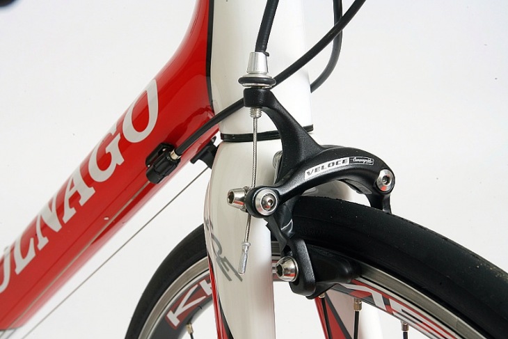 カンパ・VELOCEがフル採用される。廉価版とはいえブレーキ性能は満足いくものだ