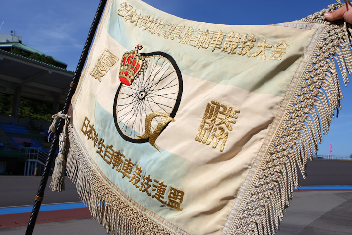 日本大学が26年連続、この優勝旗を手にしてきた