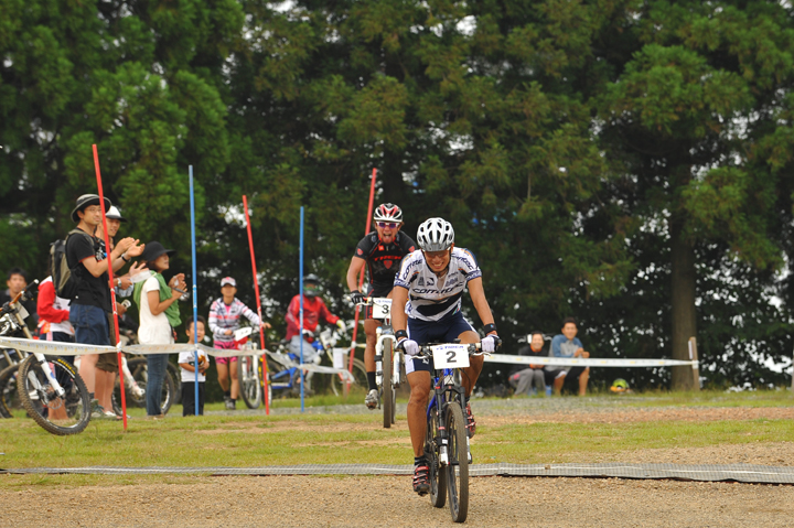 僅差で競り勝った斉藤亮（TEAM CORRATEC）と後に松本駿（TREK）