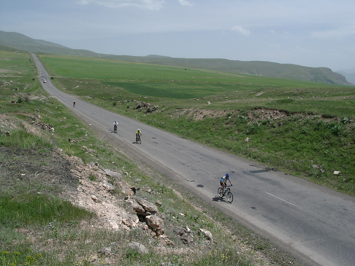 高原を進む道路は見晴らしがいい。車の往来もなく快適なサイクリングを楽しむことができた。アルメニア