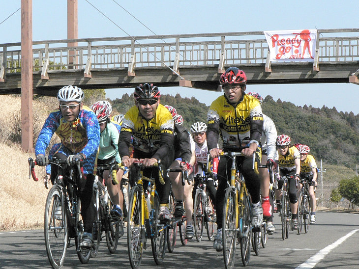 3列の集団走行もこなしていく参加者たち