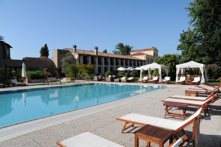 “グランフォンド ピナレロ”オフィシャルツアーのイタリア滞在は、ブドウ畑に囲まれたリゾートホテル“ルライス モナコ”