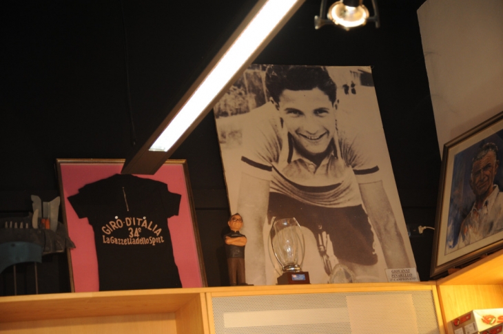 ショップ内には、創業者のジョバンニ・ピナレロが獲得した“マリア ネラ”（ジロの最終完走者に贈られる黒ジャージ）も展示