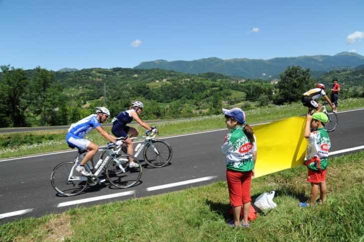 「Forza(がんばれ)!」「Vai Vai Vai(行け、行け、行けぇ)!!」。沿道から、地元の人が応援してくれる姿を目にします