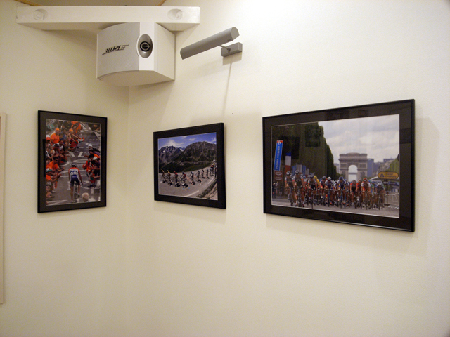 喫茶店「アプリュス」店内の壁面に展示される写真
