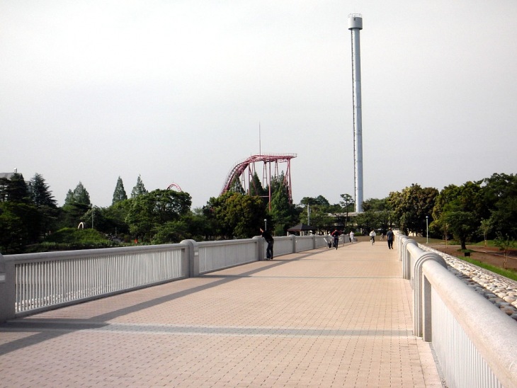 スタート地点となったホームコース新堤防 西武遊園地がすぐそこに見える。