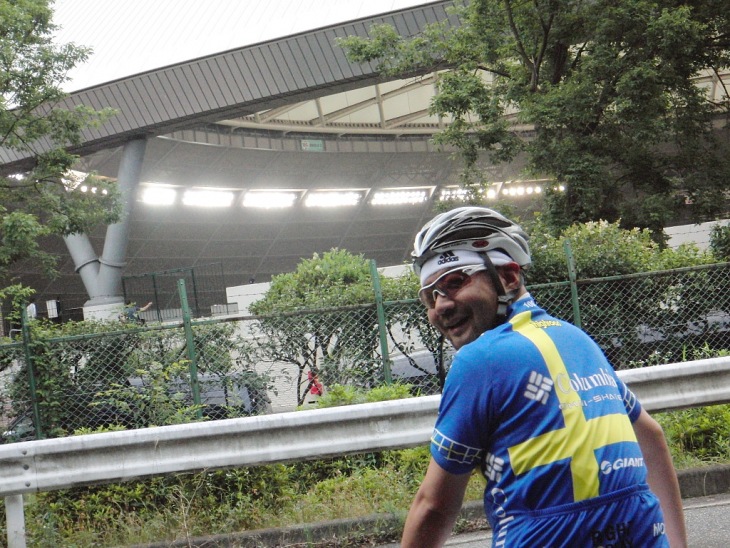 プロ野球を楽しむメタボ会長。声援しか聞こえませんけど?