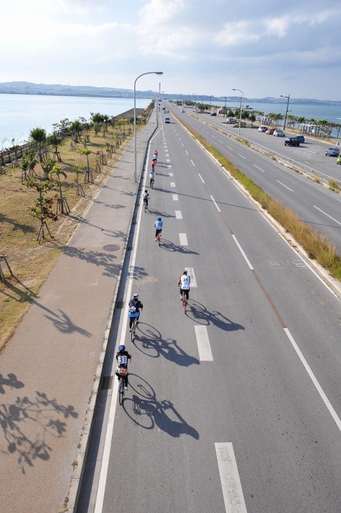 海中道路を走る。両側は海だ