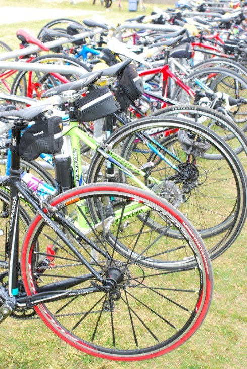 スタート地点には長旅を控えた自転車がズラリ