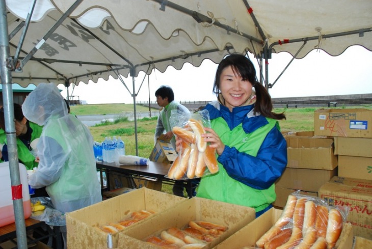 エイドステーションではパンやバナナ、おにぎりといった補給食が振る舞われる