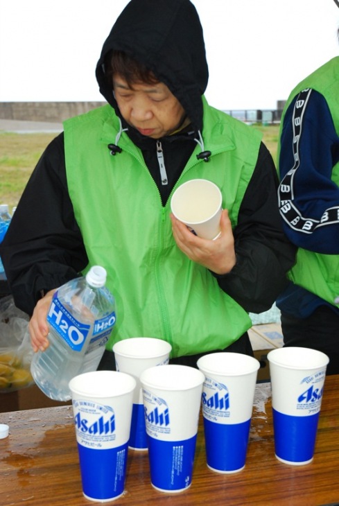 エイドステーションはボランティアの方々によって運営されている。感謝!