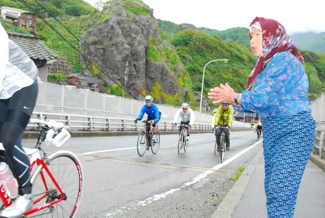 上り坂で苦しいところにおっかさんのゲキが飛ぶ「行けぇ！」