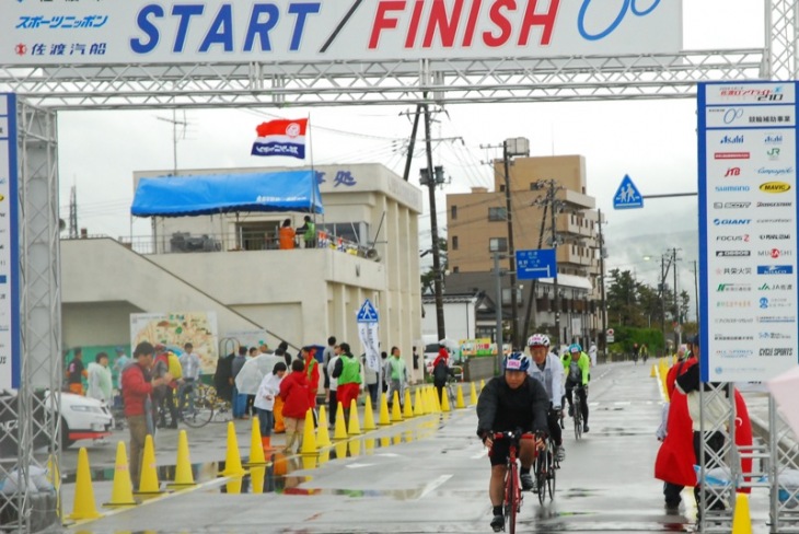 ゴール！210kmの長い旅を終え至福の瞬間