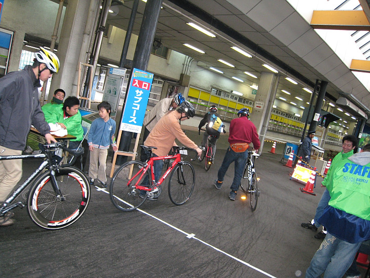 試乗コースは車券売り場コンコース!