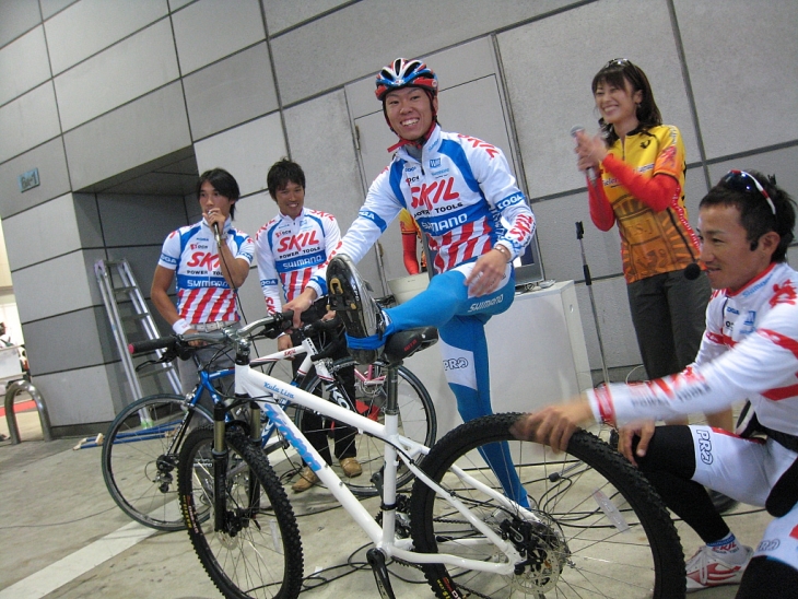 子供向けにスポーツバイクの乗り方を教えてくれるウィーラースクールが会場内で開催されるぞ