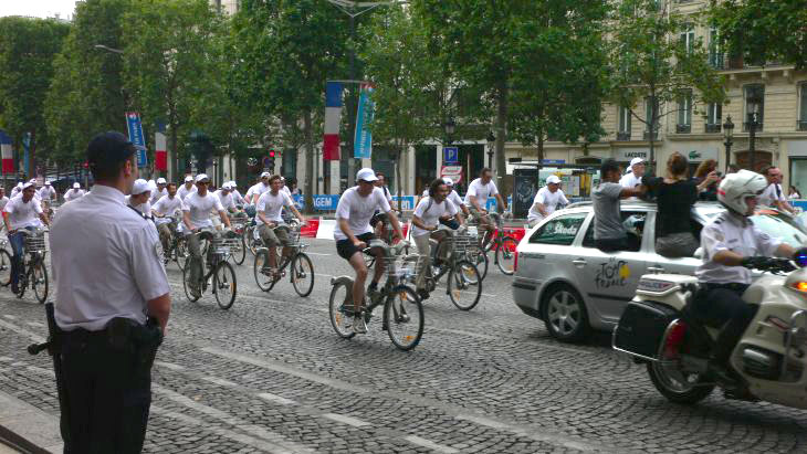 ツール・ド・フランス最終日のシャンゼリゼを、ヴェリブ大行進！
