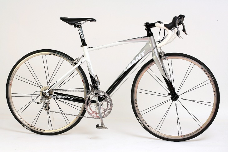 部品の組み込み作業を終えたメタボ会長の愛車。 乾燥重量 8.8kg。 マジでカッコイイと思いません?