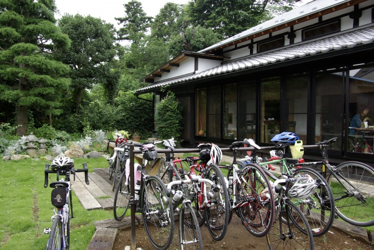 枇杏の中庭。自転車乗りにも優しいカフェです
