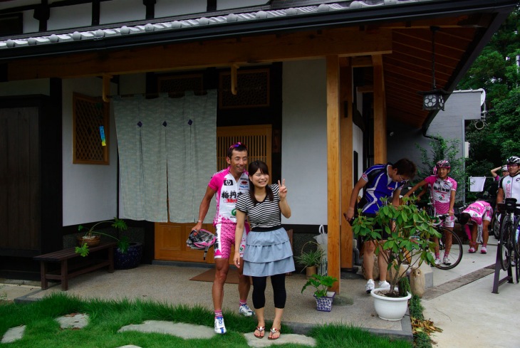 福島選手も負けじと?女性店員さんと記念写真。あなた妻子がいるでしょ!(笑)