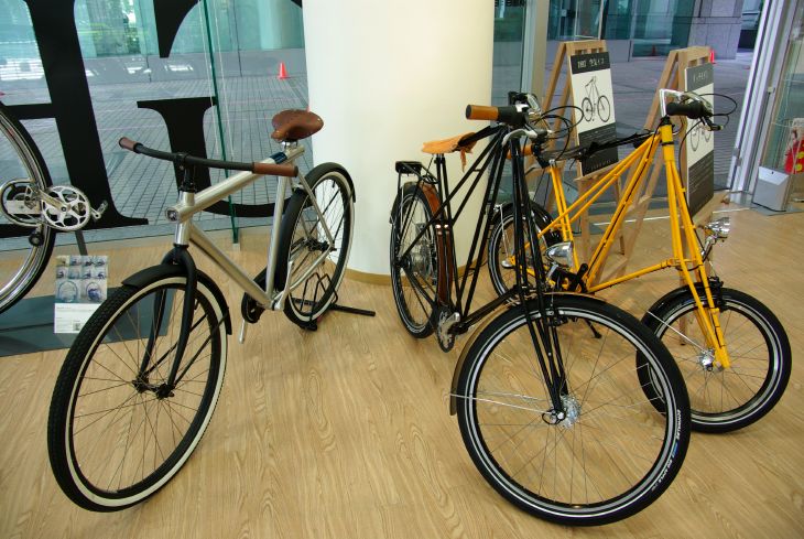 写真右・デンマークの「空気椅子」という自転車は、常にリラックスできる乗り心地が「空気椅子」のよう…ってことなんですが、日本人的には太ももがプルプルしそうな名前です(笑)