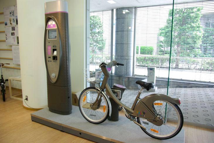ヴェリブ。左の券売機で券を購入したり、ロック解除を行ったりします