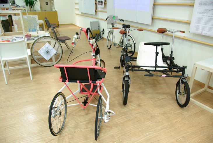 こちらも日本では珍しい自転車。左のは手漕ぎ自転車で、アジア圏では障害者の方々の中・長距離の移動手段としてメジャーな乗り物だそうです