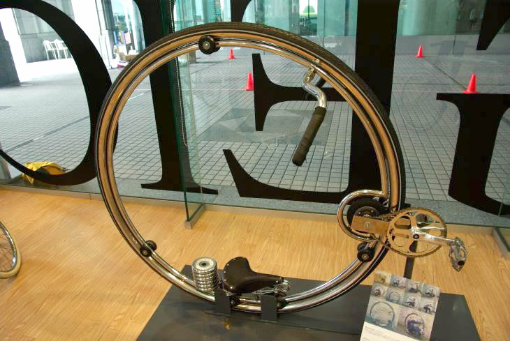 近未来的自転車、いや、スチームパンクぽいモノサイクル!の、乗りたい…