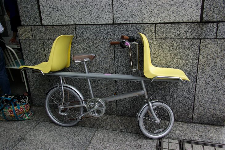 座席が前後についた自転車。後ろ向きに乗る座席はちょっと怖そう