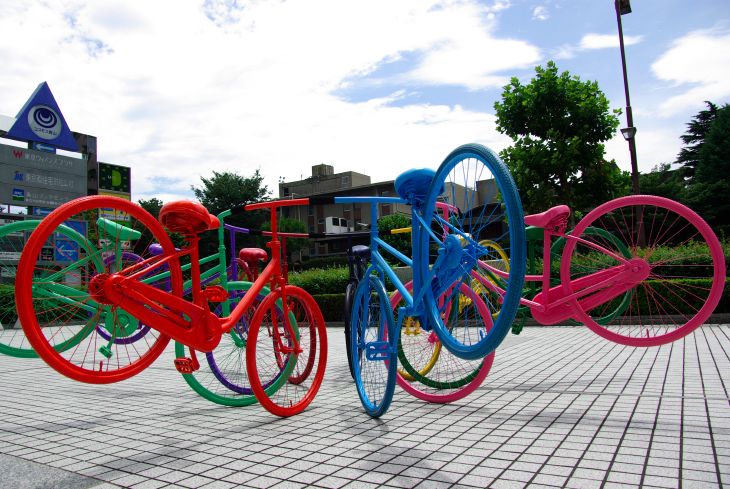 放置自転車を組み合わせて作られた御堂誠二さんのアート作品「FLOWER #2」。駅前の自転車置場がこんなにカラフルだったら、確かに楽しい