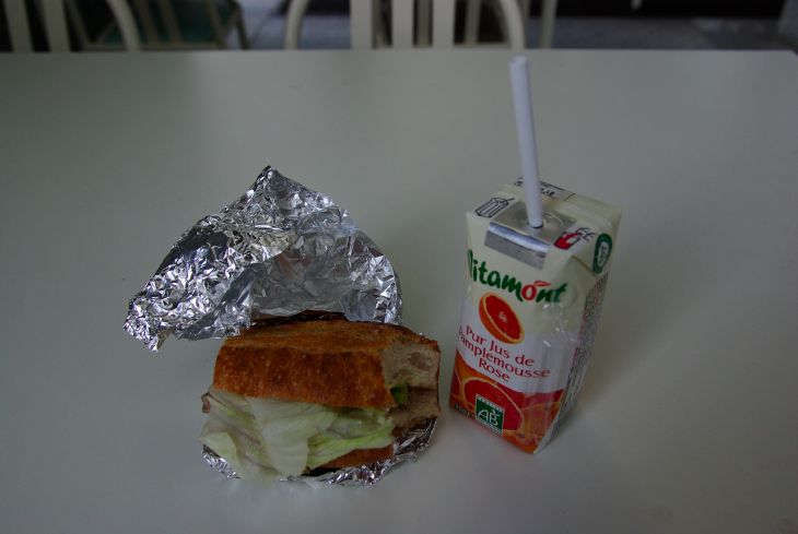 これがサンドイッチとジュース。すみません、お腹が空いてすでに食べかけ。見かけによらず(失礼!)とてもおいしかったです