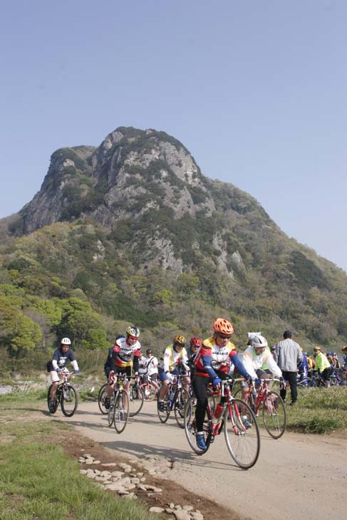 スタート地点には大仁城山がそびえ立つ