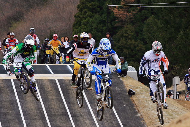 ジャンプ台をクリアする選手たち