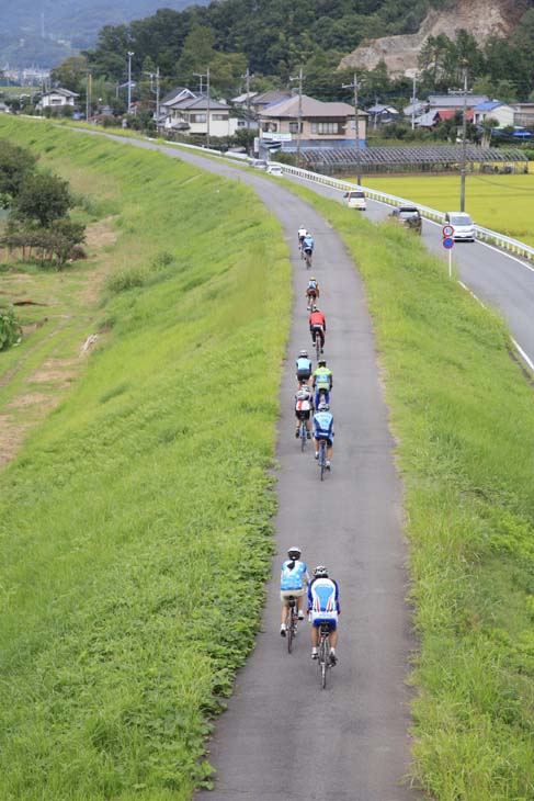 狩野川の堤防は車を気にせずに走ることができる