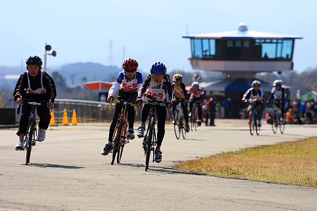 クリテリウムを走る小学生レーサーたち